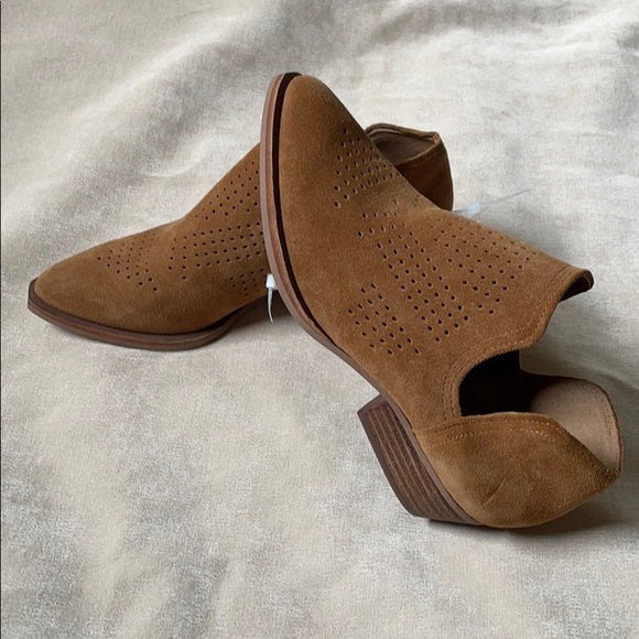 New With Tags Gianni Bini Suede Block Heel Booties - Picture 5 of 6